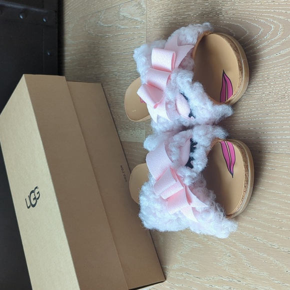 UGG Fluff Squad Staceee Sandal, NIB, Girls Size 13 - Picture 1 of 8